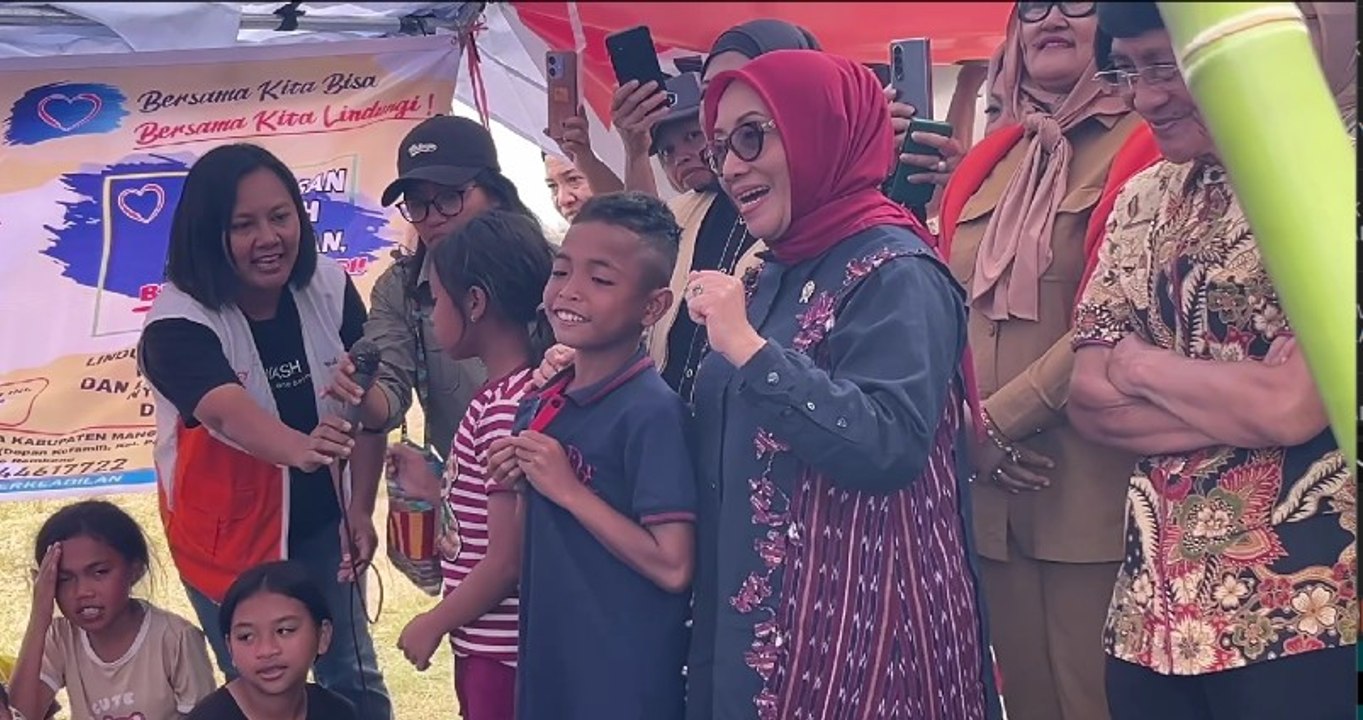 Kunjungi Posko Pengungsi Ruten, Menteri PPPA Berikan Sesi Trauma healing