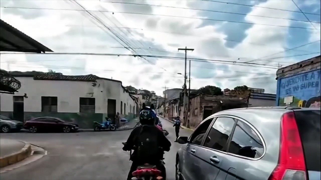 Frente a los policías, motociclista quiso quitarle el paso a un carro y se estrelló