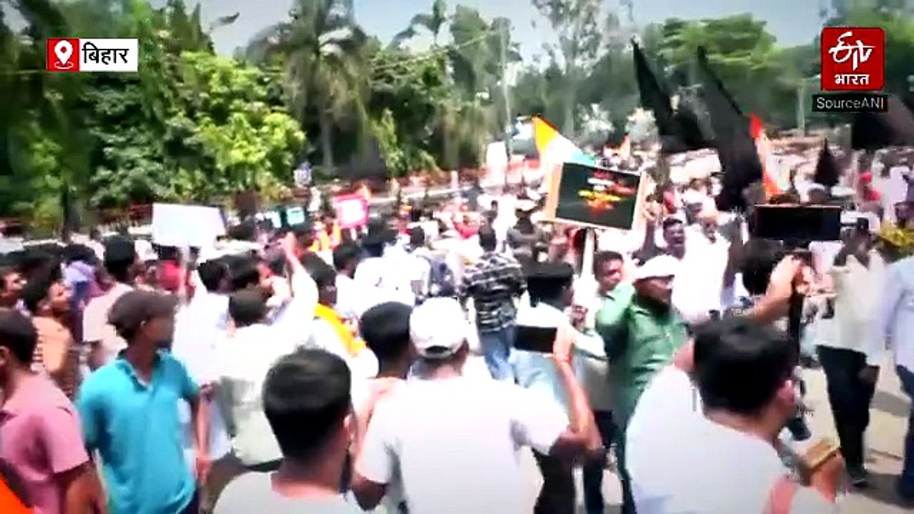 पटना में BPSC TRE-4 अभ्यर्थियों पर लाठीचार्ज, CM हाउस घेरने जा रहे छात्रों पर वाटर कैनन का इस्तेमाल; परीक्षा नियंत्रक सस्पेंड