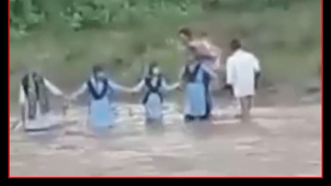 कंधे पर बच्चे, सामने उफनता नाला... सिवनी का VIDEO देख दहल जाएंगे