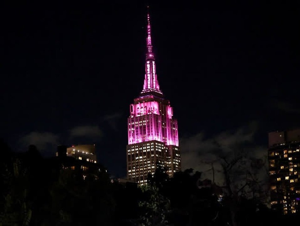 Das empire state building leuchtet für dolly parton