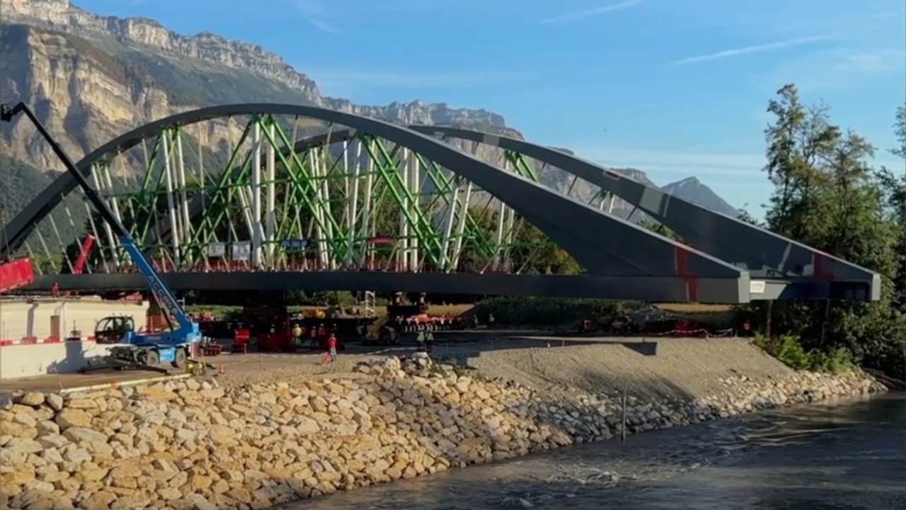 L'installation du nouveau pont de Brignoud