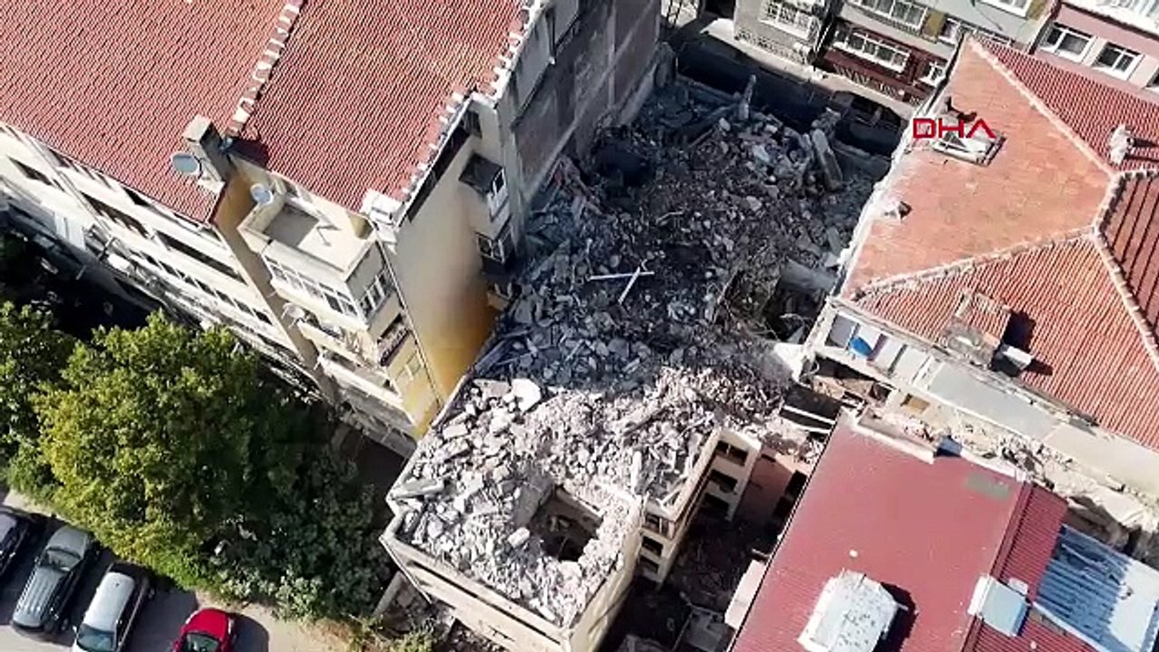 Fatih'te yıkımı yapılan bina çöktü: Yaralılar var