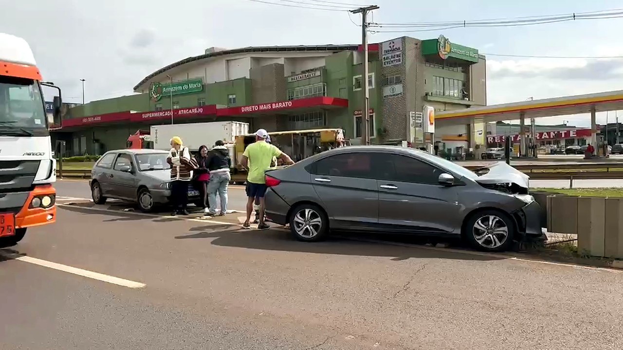 Acidente deixa frente de Honda City destruída no Trevo Cataratas em Cascavel