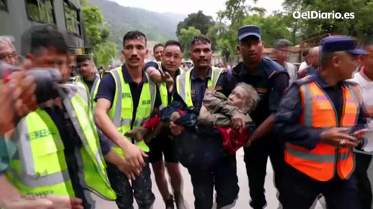 Nepal confirma dos españoles entre los 341 extranjeros desaparecidos tras la riada