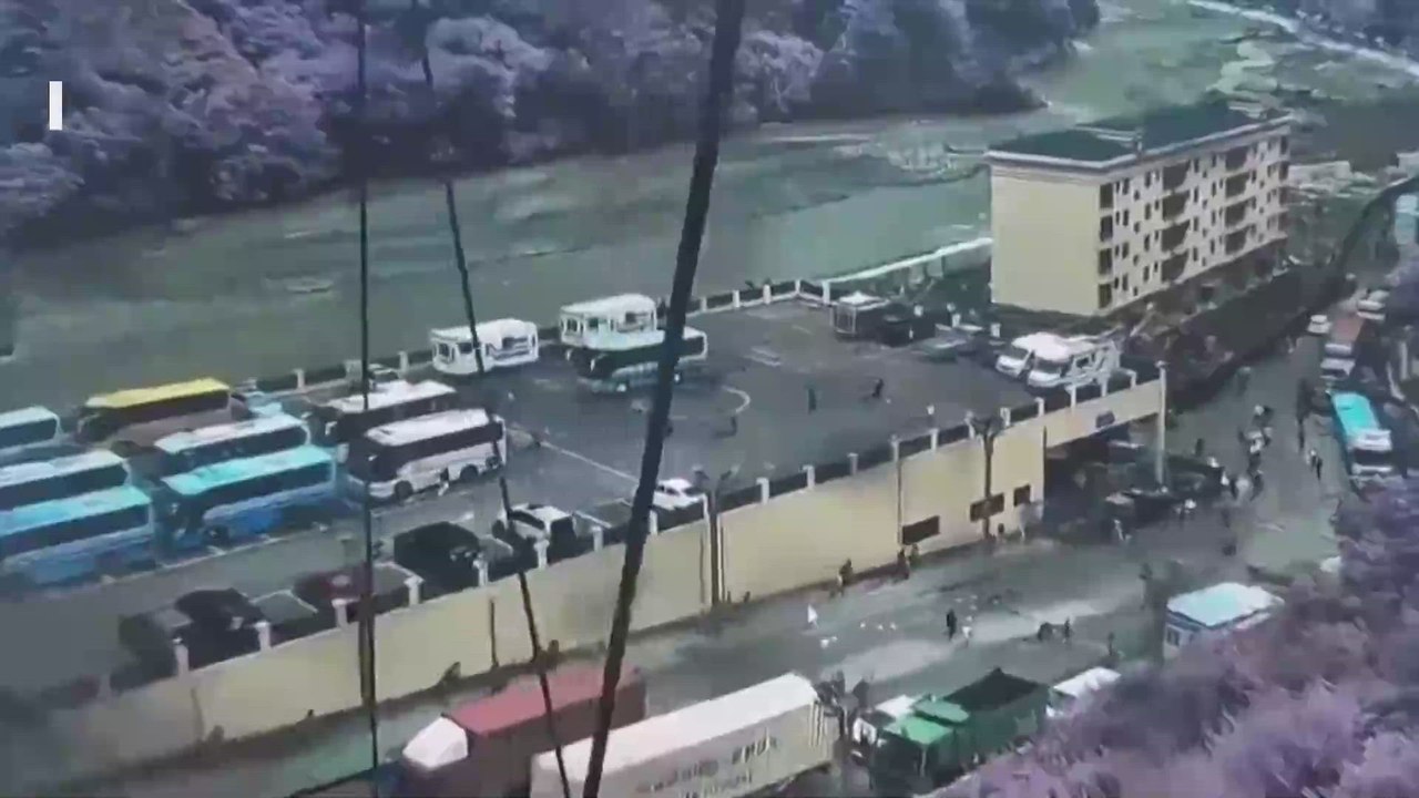 El momento en el que una riada sepulta el paso fronterizo entre Nepal y China