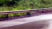 Carreta deu L e quase atingiu outra na rodovia