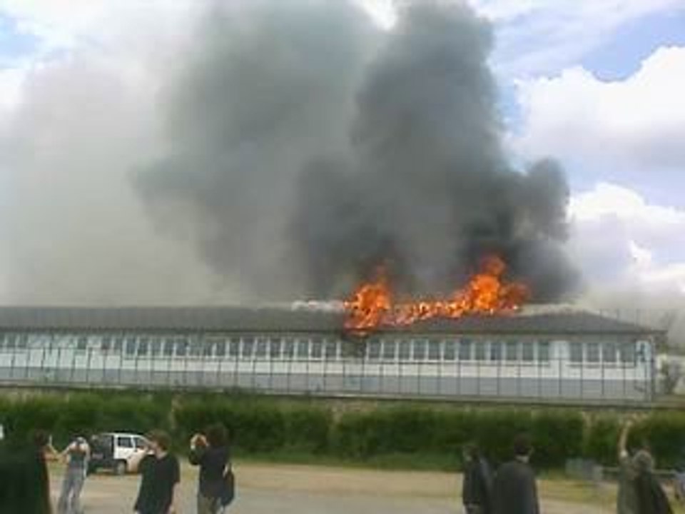 UN CAMP DE RETENTION EN FEU