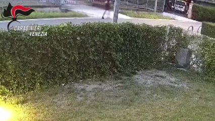 Donna sfregiata con l'acido: il video pochi istanti prima dell'aggressione