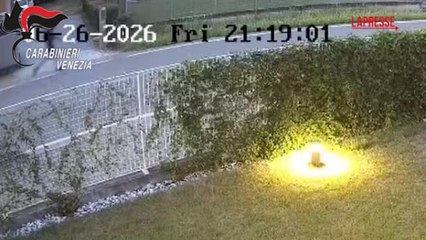 Sfregiata con l'acido nel Veneziano: il momento dell’attacco ripreso dalle telecamere