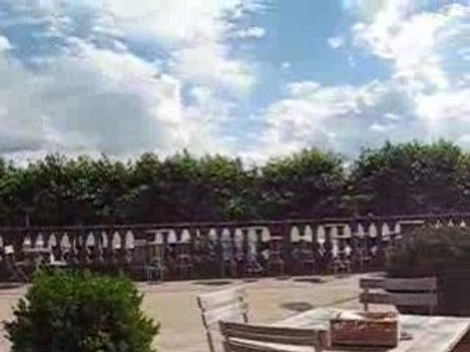 Café vor dem Schloss von Wiesbaden-Biebrich