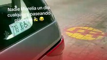 Jóvenes sorprenden al pasear un plátano con correa por el Centro de Morelia
