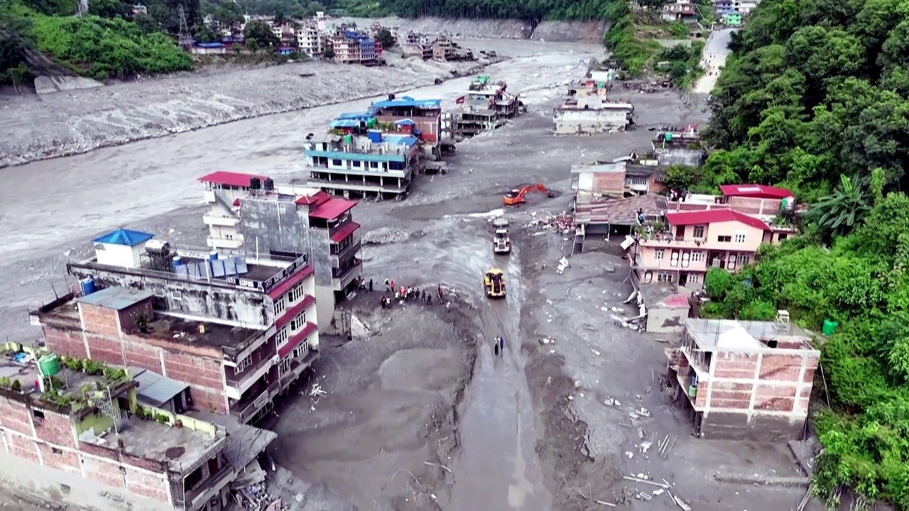 Katastrophale fluten und erdrutsche in nuwakot in nepal: hunderte vermisst