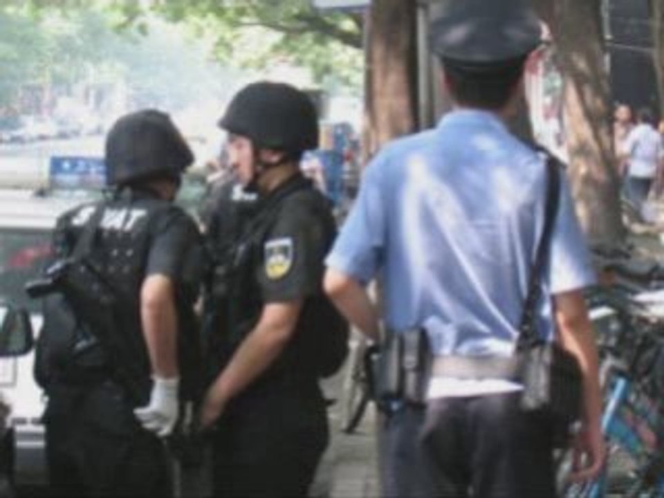 Abandoned bag stirs bomb scare