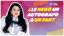 Mon Laferte exhibe a un fan y las redes lo funan por ser un supuesto revendedor de autógrafos