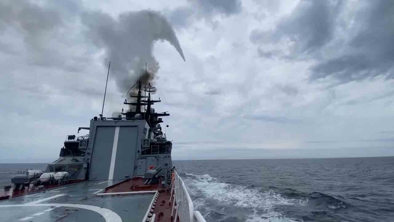 Russische pazifikflotte testet luftabwehr gegen Überschallraketen im japanischen meer