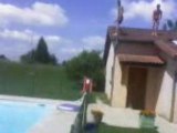 Salim et Bob saute du toit dans la piscine