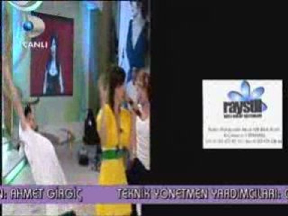 Hande Yener @ Esra Ceyhan - Kibir Live