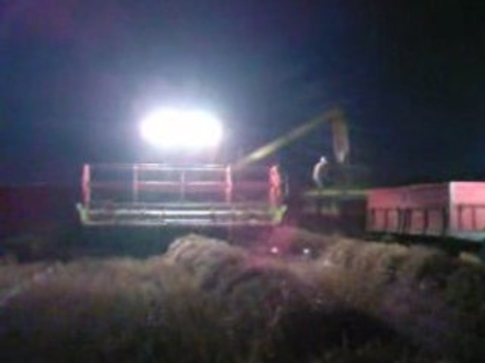 CLAAS MEDION 340 & ARES 557 ATX UNLOADING THE WHEAT NIGHT..!