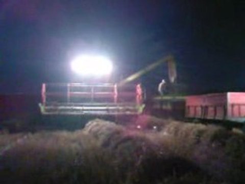 CLAAS MEDION 340 & ARES 557 ATX UNLOADING THE WHEAT NIGHT..!