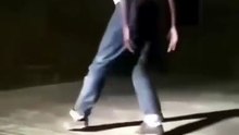 Il bouge plus que Michael Jackson