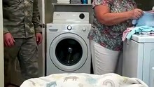 Military Dad Thought It Was Laundry… Then 2 Tiny Faces Peeked Out 😭😂🇺🇸❤️
