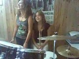 Katia et Maéva à la batterie
