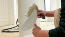 Un décorateur crée un effet marbré bluffant sur une colonne avec de la peinture