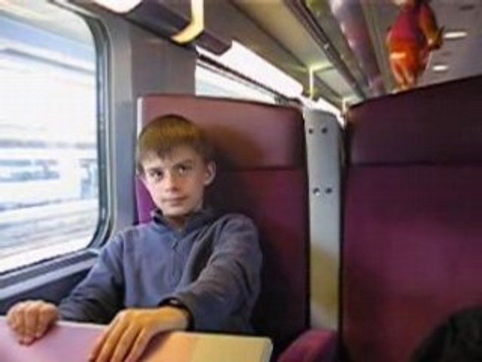 En train avec Dora