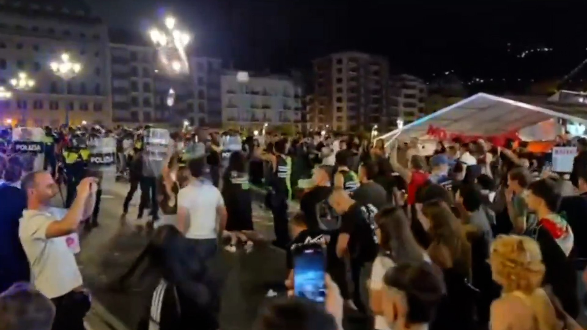 Doscientas personas reciben a botellazos a la Ertzaintza en la última noche de las fiestas de Bilbao: 14 detenidos y varios agentes heridos