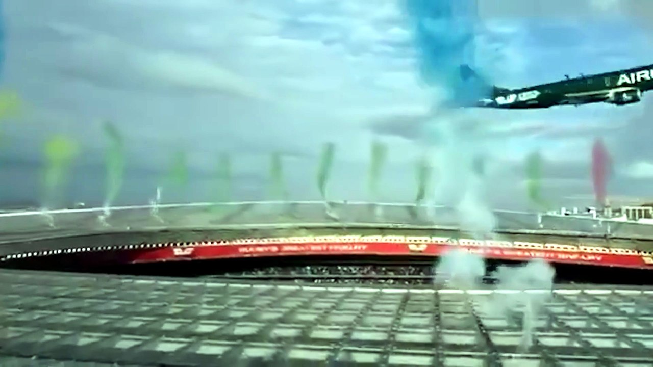 Airlink-Embraer fliegt bei Veranstaltung in Kapstadt nur wenige Meter über das DHL Stadium