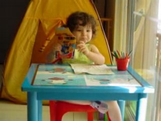 A fond dans le dessin... Aly 26 mois