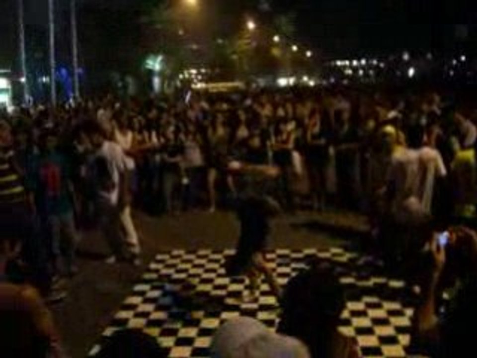 080721 CANNES EXHIBITION ACROBATIQUE