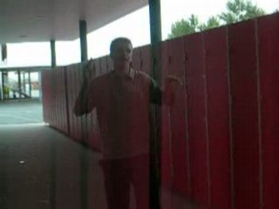 Alex entrain de faire de la tecktonik