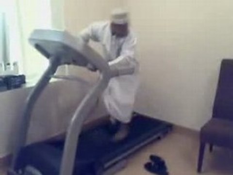 Араб на беговой дорожке