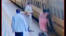 शिवपुरी में चलती ट्रेन में चढ़ते समय फंसी महिला, RPF ने बचाई जान