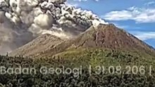 Erupciona en Indonesia el volcán Sinaburg y expulsa una columna de ceniza de 3.500 metros