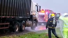 Raio atinge caminhão e pneu pega fogo durante forte chuva na BR-467, em Cascavel