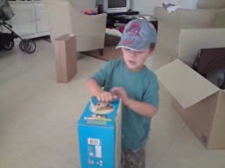 Edgar découvre le cadeau de la ronde!!!!