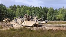 Amerikaanse M1A2 Abrams-bemanningen tonen vuurkracht tijdens schietoefening in Polen