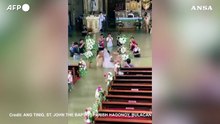 Nelle Filippine una coppia si sposa in una chiesa allagata a Hagonoy