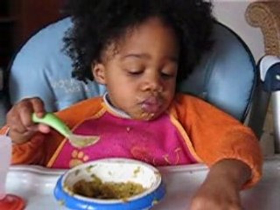 Je mange tout seul moi....