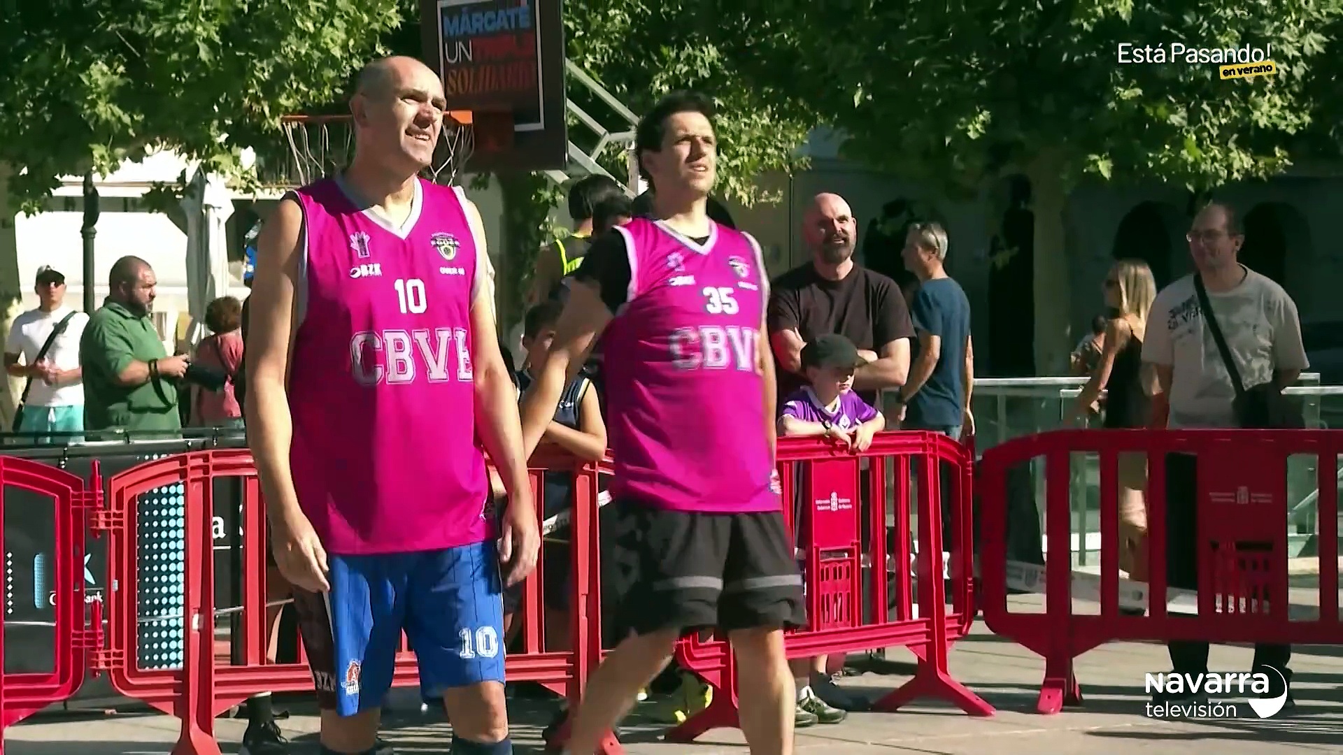 La Plaza del Castillo se convierte en una pista de basket