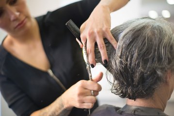 Peluqueros profesionales coinciden: "Si las canas se vuelven amarillas o verdosas, no recomiendo usar solamente champú morado"