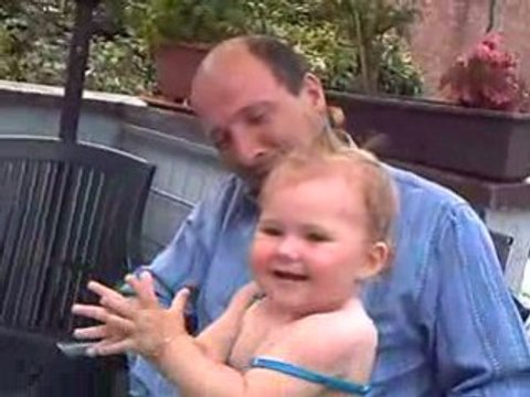 clara qui danse pour sa premiere bougie