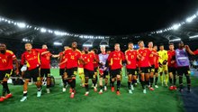 Il Belgio festeggia la vittoria contro l'Italia all'Olimpico con gli applausi dei tifosi