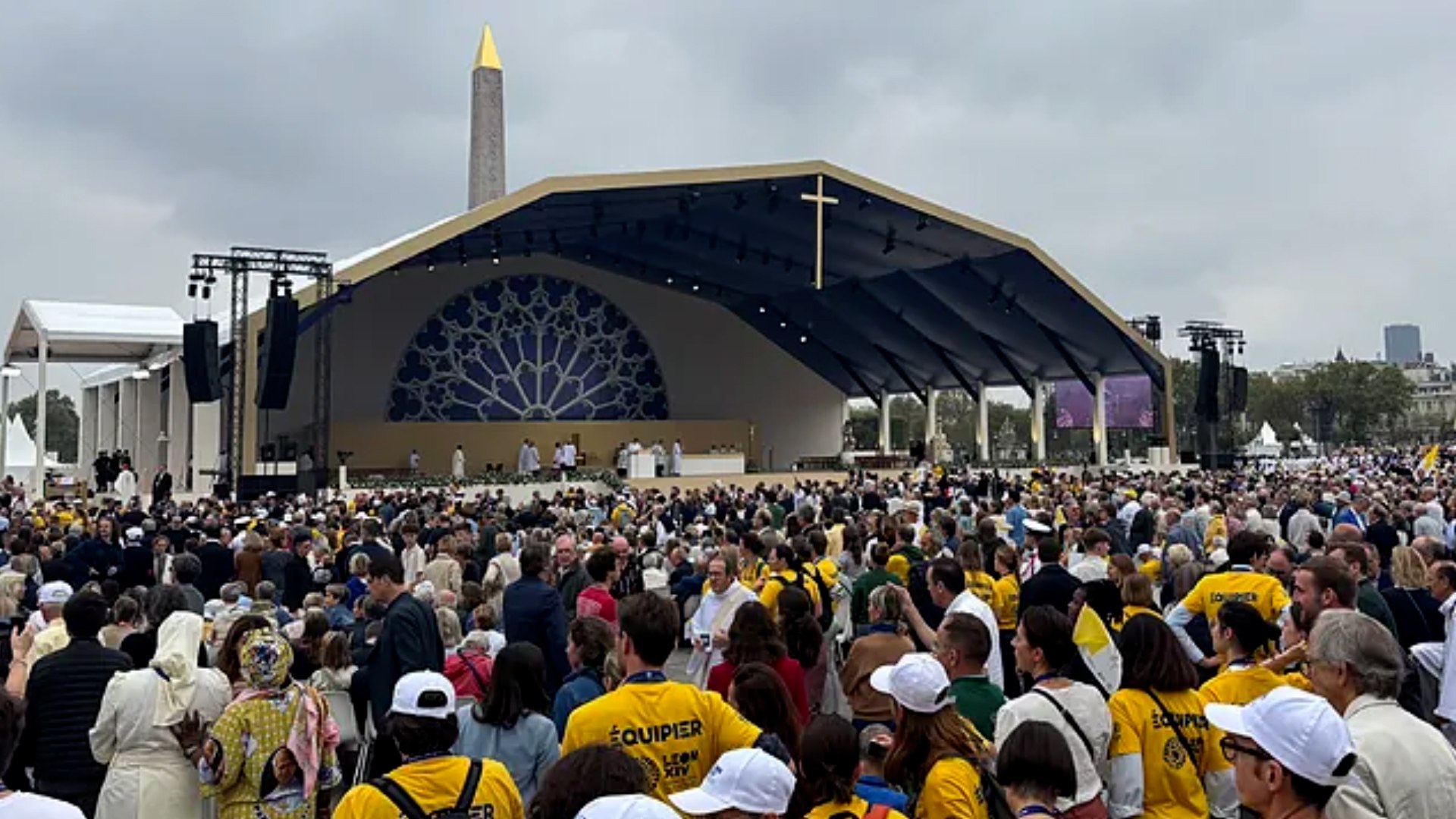 El Papa insta a 700.000 fieles en París a combatir la "sequedad espiritual"
