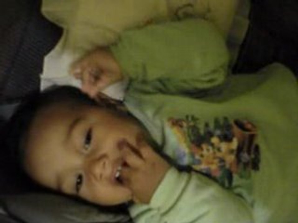 bebe brincando