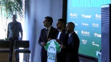 Luna Serrat, emocionada, arropa a Dani Ceballos en su puesta de largo con el Betis