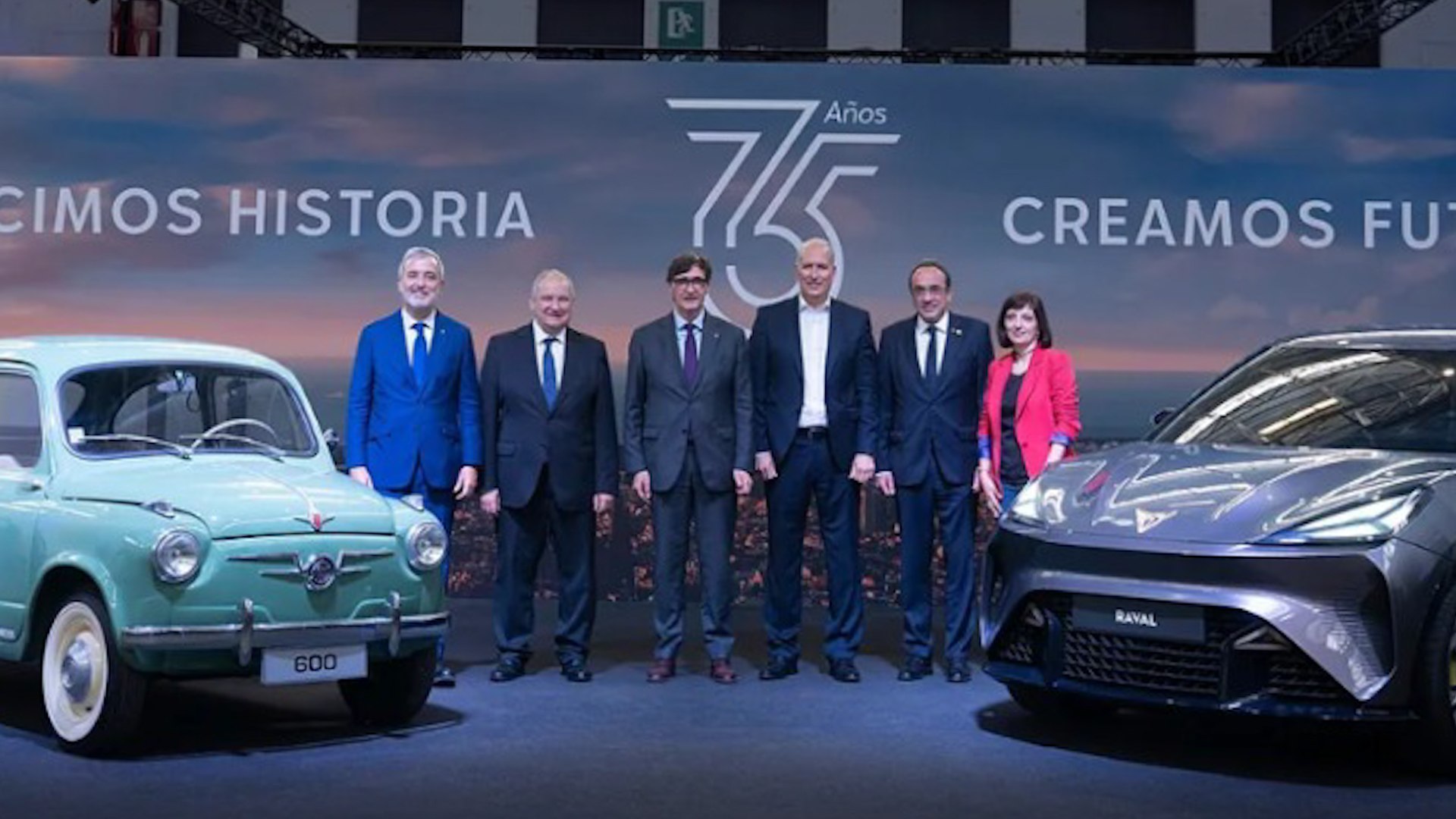 El grupo automovil�stico alem�n Volkswagen estudia retirar progresivamente la marca espa�ola Seat antes de finales de 2029 y centrar su estrategia en Cupra, la segunda ense�a de SEAT SA, seg�n publica el semanario econ�mico alem�n WirtschaftsWoche. La informaci�n se basa en un plan confidencial de reestructuraci�n elaborado por la direcci�n del grupo, que deber� ser sometido a votaci�n por el consejo de supervisi�n de Volkswagen este viernes.El documento, de 147 p�ginas y titulado Informe sobre la decisi�n conceptual del Consejo de Supervisi�n del 3 y 4 de septiembre de 2026, se�ala que �la marca Seat se retirar� de forma ordenada y con costes optimizados a m�s tardar a finales de 2029�. Pese a la desaparici�n de la marca, Volkswagen mantendr�a el servicio a sus clientes y asumir�a las obligaciones existentes.De confirmarse, la decisi�n supondr�a el final de una marca hist�rica para Espa�a. Seat, que cumple 76 a�os en 2026, desempe�� un papel fundamental en la popularizaci�n del autom�vil y en la industrializaci�n del pa�s. Sin embargo, seg�n el plan, la marca dejar�a de formar parte de la estrategia de Volkswagen para 2030.La retirada de Seat se enmarca en un ambicioso proceso de reestructuraci�n mundial del grupo, cuyo objetivo es reducir costes y simplificar su estructura. Entre las medidas previstas figuran hasta 100.000 despidos, aproximadamente la mitad fuera de Alemania, y el posible cierre de cuatro plantas: Zwickau, Emden, Hannover y la f�brica de Audi en Neckarsulm.Volkswagen tambi�n plantea reducir a la mitad su cat�logo de modelos, pasando de unos 150 a 75 veh�culos, as� como simplificar hasta un 75% las configuraciones y equipamientos disponibles. El grupo busca as� disminuir la complejidad y las necesidades de inversi�n, mientras concentra sus esfuerzos en marcas y modelos considerados estrat�gicamente m�s rentables, entre ellos Cupra.